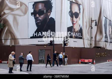 Chanel pèse sur l'ancien bâtiment Fenwick qui fait l'objet d'un vaste réaménagement au 53-63 New Bond Street le 7 juillet 2025 à Londres, Royaume-Uni. Bond Street est l'une des rues principales du quartier commerçant du West End et est très haut de gamme. C'est une rue commerçante à la mode depuis le 18ème siècle. La boutique riche et riche ici principalement pour la mode haut de gamme et les bijoux. Banque D'Images