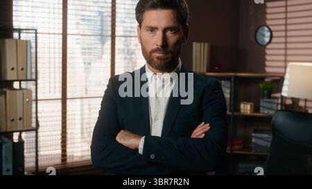 Homme d'affaires sérieux confiant caucasien d'âge moyen formel homme d'affaires des années 40 homme d'affaires entrepreneur masculin dans le bureau mains croisées pose regardant la caméra à Banque D'Images