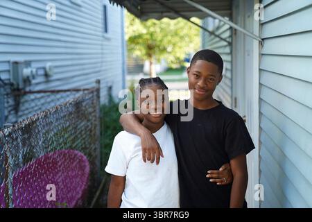 17 octobre 2016, Chicago, il, États-Unis : Tavon Tanner, 13, et sa sœur jumelle, Taniyah, à leur domicile du côté nord-ouest le mercredi 7 août 2019. Le jeudi 8 août marquait le troisième anniversaire de la fusillade de Tavon, âgé de 10 ans, lorsqu’une balle l’a frappé sur son porche principal, sur le West Side. (Crédit image : © TNS via ZUMA Wire) Banque D'Images