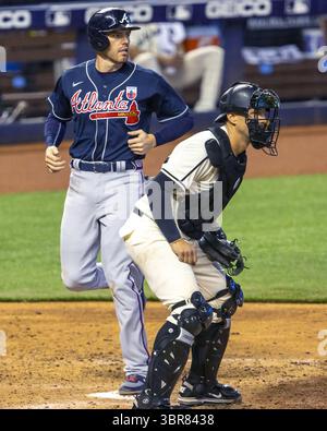 16 août 2020, Miami, FL, États-Unis : le premier joueur de base des Braves d'Atlanta, Freddie Freeman (5), marque une course au cours de la septième manche d'un doublé de Nick Markakis (22) face aux Marlins de Miami le dimanche 16 août 2020 au Marlins Park de Miami, en Floride. (Crédit image : © TNS via ZUMA Wire) Banque D'Images