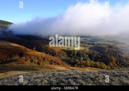 Couleurs d'automne dans Scottish Glen avec nuage bas Banque D'Images