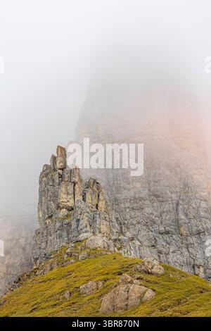 Beau paysage brumeux d'été dans les Dolomites montagnes, Gardena Pass, Trentin, Tyrol du Sud, Italie Banque D'Images