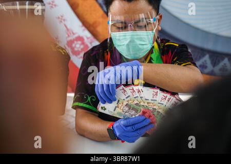 18 août 2020, Makassar, Sulawesi du Sud, Indonésie : un agent de banque tenait un nouveau billet de 75 000 roupies. À compter d'aujourd'hui, Bank Indonesia a émis de nouveaux billets d'une valeur de 75 000 roupies pour commémorer le 75e anniversaire de l'Indonésie. Les nouveaux billets ont été imprimés sur 75 millions de feuilles de papier. (Crédit image : © Herwin Bahar/ZUMA Wire) Banque D'Images