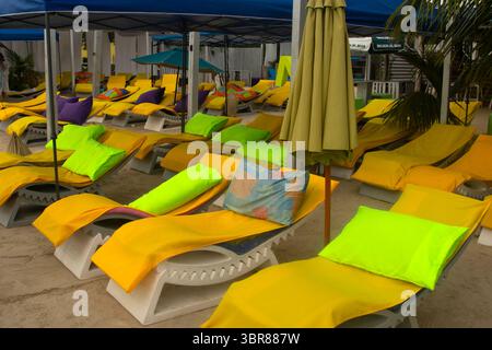 17 juillet 2019, Belize : chaises de plage aux couleurs vives dans un bar à secret Beach, San Pedro, Ambergris Caye, Belize (crédit image : © Andre Seale/VW pics via ZUMA Wire) Banque D'Images