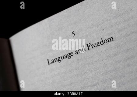 Gros plan de la page du livre montrant le mot « LANGUE ET LIBERTÉ ». Texte isolé sur papier blanc. Banque D'Images