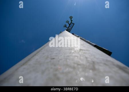 Vue vers le haut d'un lampadaire de stade contre un ciel bleu Banque D'Images