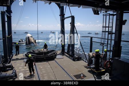 2 août 2020 - Pensacola, Floride, États-Unis - les équipes de soutien arrivent à la sonde SpaceX Crew Dragon Endeavour peu de temps après son atterrissage avec les astronautes Robert Behnken et Douglas Hurley de la NASA dans le golfe du Mexique au large de la côte de Pensacola, Floride, le dimanche 2 août 2020. Le vol d'essai Demo-2 pour le programme commercial Crew de la NASA a été le premier à livrer des astronautes à la Station spatiale internationale et à les ramener en toute sécurité sur Terre à bord d'un vaisseau spatial construit et exploité commercialement. Behnken et Hurley sont revenus après avoir passé 64 jours dans l'espace. (Crédit image : © Bill Ingalls/NASA/ZUMA Wire/ Banque D'Images