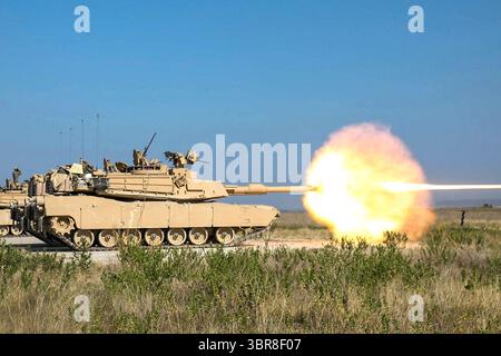 18 août 2020 - Fort Hood, Texas, États-Unis - 3rd Battalion, 8th Cavalry Regiment, 3rd Armored Brigade combat Team, 1st Cavalry Division envoie le premier round en bas de portée avec le nouveau char de bataille principal M1A2 SEPV3 Abrams U.S. Armys, Fort Hood, Texas, Augustust 18, 2020. Après que la brigade du GREYWOLF ait effectué un essai de tir sur chaque char, elle composera sur ses sites â € œzeroingâ € le canon principal des chars, s'assurant qu'ils sont pleinement préparés à mener de futurs exercices de tir réel. (Crédit image : © U.S. Army/ZUMA Wire/ZUMAPRESS.com) Banque D'Images