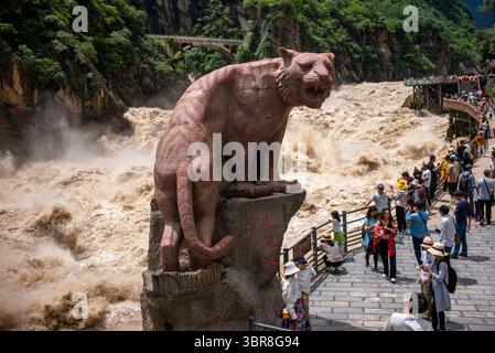 21 août 2020, Pékin, Hebei, Chine : touristes chinois sur une plate-forme d'observation à la gorge du saut du tigre, sur le fleuve Yangtsé, près de Lijiang, dans la province du Yunnan, Chine, le 21/08/2020 par Wiktor Dabkowski (crédit image : © Wiktor Dabkowski/ZUMA Wire) Banque D'Images