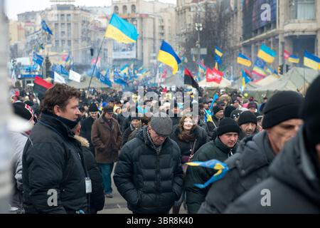 Les partisans se rassemblent sur la place de l'indépendance, agitant des drapeaux et exigeant des changements en Ukraine. Banque D'Images