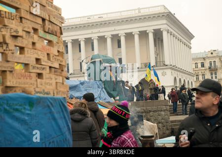 Les foules se rassemblent à Maidan de Kiev alors que l'activisme s'enflamme pendant la lutte de l'Ukraine pour la dignité. Banque D'Images