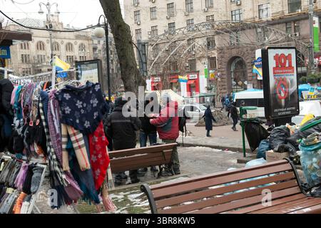 Les manifestants se rassemblent à Maidan Nezalezhnosti dans un climat de froid hivernal à Kiev. Banque D'Images