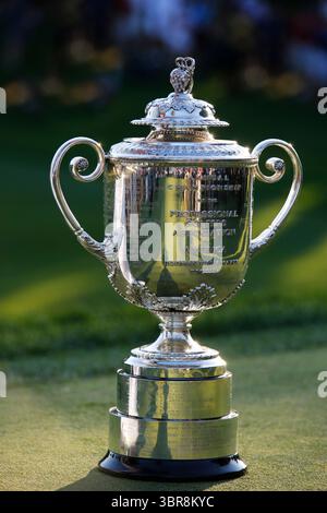 Le trophée Rodman Wanamaker USPGA le dernier jour du Championnat PGA 2013, Oak Hill Country Club, Rochester, New York, États-Unis le Championnat PGA 2013, la 95e édition du tournoi, s'est déroulé du 8 au 11 août 2013 au Oak Hill Country Club (East course) à Rochester, New York. Trophée dans un individu sur son propre cadre. Le trophée Wanamaker, décerné annuellement au vainqueur du championnat de la PGA, est l'un des trophées les plus prestigieux et les plus reconnaissables du golf professionnel. Présenté pour la première fois en 1916, le trophée porte le nom du magnat des grands magasins Rodman Wanamaker, qui a aidé establis Banque D'Images