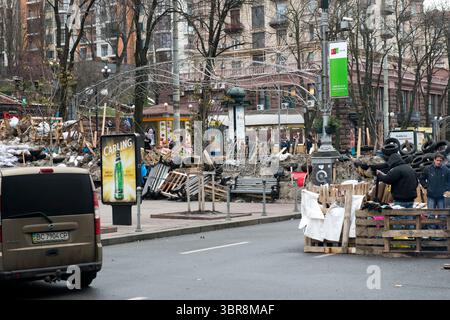 Des militants renforcent les défenses de Maidan Nezalezhnosti à Kiev en raison de manifestations. Banque D'Images
