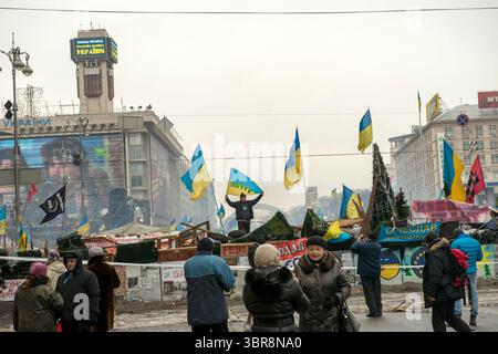 Les foules se rassemblent à Maidan Nezalezhnosti, arborant des drapeaux dans un moment décisif de 2013-2014. Banque D'Images