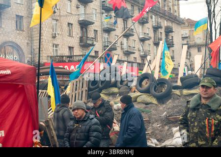 Les militants se rassemblent avec des drapeaux et des barricades à Maidan Nezalezhnosti à Kiev, 2014. Banque D'Images