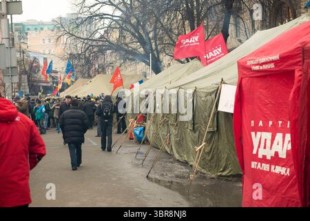 Des foules se rassemblent dans des tentes de fortune sur la place de l'indépendance à Kiev en raison des manifestations. Banque D'Images