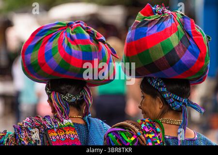 13 juillet 2014, Panajachel, département de Solola, Guatemala : deux femmes maya Cakchiquel en robe traditionnelle de San Antonio Palopo vendent des tissages à Panajachel, Guatemala, équilibrant des paquets de leurs marchandises sur leurs têtes. (Crédit image : © Jon G. Fuller/VW pics via ZUMA Wire) Banque D'Images