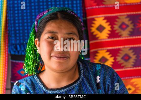 13 juillet 2014, Panajachel, département de Solola, Guatemala : une femme maya Cakchiquel en robe traditionnelle de San Antonio Palopo dans un magasin de tissage à Panajachel, Guatemala. Sa blouse huipil tissée bleue est caractéristique de sa ville natale. (Crédit image : © Jon G. Fuller/VW pics via ZUMA Wire) Banque D'Images