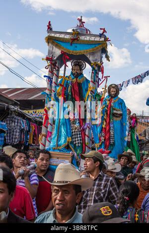 25 juillet 2014, Santiago Atitlan, département de Solola, Guatemala : les hommes mayas portent l'ando ou flottent avec la statue de Santiago dans le cortège de la Fiesta de Santiago à Santiago Atitlan, Guatemala. (Crédit image : © Jon G. Fuller/VW pics via ZUMA Wire) Banque D'Images
