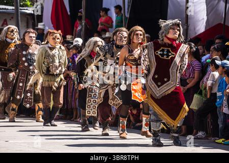 25 juillet 2014, Santiago Atitlan, Département de Solola, Guatemala : des danseurs costumés en masques se produisent pour le Festival de Santiago au marché libre de Santiago Atitlan, Guatemala. À Santiago Atitlan, Guatemala. (Crédit image : © Jon G. Fuller/VW pics via ZUMA Wire) Banque D'Images