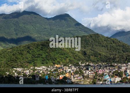 25 juillet 2014, Santiago Atitlan, département de Solola, Guatemala : la ville de Santiago Atitlan, la plus grande ville indigineuse des Amériques, sur le lac Atitlan, Guatemala. (Crédit image : © Jon G. Fuller/VW pics via ZUMA Wire) Banque D'Images