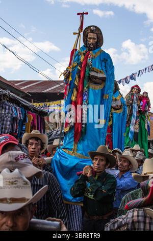 25 juillet 2014, Santiago Atitlan, département de Solola, Guatemala : les hommes mayas portent l'ando ou flottent avec la statue de Santiago dans le cortège de la Fiesta de Santiago à Santiago Atitlan, Guatemala. (Crédit image : © Jon G. Fuller/VW pics via ZUMA Wire) Banque D'Images