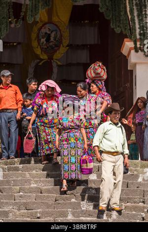 25 juillet 2014, Santiago Atitlan, département de Solola, Guatemala : les Indiens mayas en tenue traditionnelle quittent l'église de Santiago après la messe à Santiago Atitlan, Guatemala. (Crédit image : © Jon G. Fuller/VW pics via ZUMA Wire) Banque D'Images