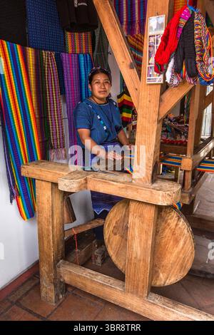 26 juillet 2014, Panajachel, département de Solola, Guatemala : une femme maya Cakchiquel dans la robe traditionnelle de San Antonio Palopo, Guatemala tisse un tissu coloré sur un métier à tisser à pied traditionnel en bois. (Crédit image : © Jon G. Fuller/VW pics via ZUMA Wire) Banque D'Images