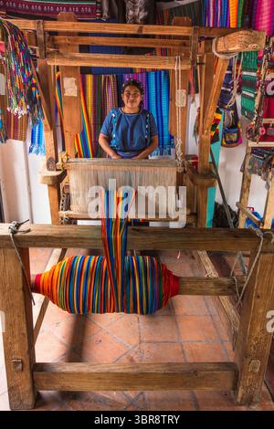 26 juillet 2014, Panajachel, département de Solola, Guatemala : une femme maya Cakchiquel dans la robe traditionnelle de San Antonio Palopo, Guatemala tisse un tissu coloré sur un métier à tisser à pied traditionnel en bois. (Crédit image : © Jon G. Fuller/VW pics via ZUMA Wire) Banque D'Images