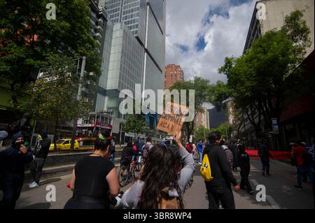 23 août 2020, Bogota, Cundinamarca, Colombie : un manifestant tient une pancarte qui dit "le gouvernement est criminel" lors des manifestations commémoratives pour Dilan Cruz le 23 août 2020 à Bogota, Colombie. Dilan Cruz était un lycéen qui a été abattu par un policier anti-émeute lors de la grève nationale de 2019 en Colombie, lors des manifestations qui ont eu lieu le 23 novembre 2019. (Crédit image : © Sebastian Barros Salamanca/VW pics via ZUMA Wire) Banque D'Images