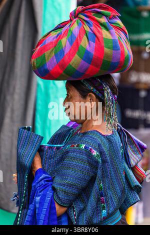 13 juillet 2014, Panajachel, département de Solola, Guatemala : une femme maya Cakchiquel en robe traditionnelle de San Antonio Palopo vend des tissages dans la rue à Panajachel, Guatemala. Elle équilibre un paquet de ses marchandises sur sa tête. (Crédit image : © Jon G. Fuller/VW pics via ZUMA Wire) Banque D'Images