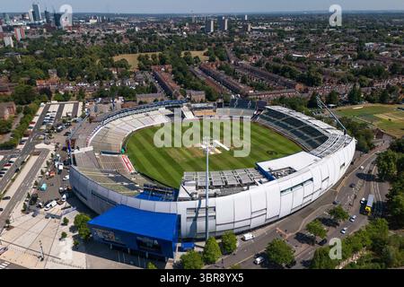 Edgbaston Stadium, Birmingham, 11 juillet 2025. Un magnifique terrain vert au stade de cricket Edgbaston à Birmingham. L'herbe luxuriante contraste fortement avec les parcs bruns au-delà. Le samedi 12 juillet, le terrain accueille le match Women's England v India IT20 2025. Le Royaume-Uni est en pleine 3ème vague de chaleur avec des températures atteignant 33 degrés celsius vendredi. Crédit : British News and Media/Alamy Live News Banque D'Images
