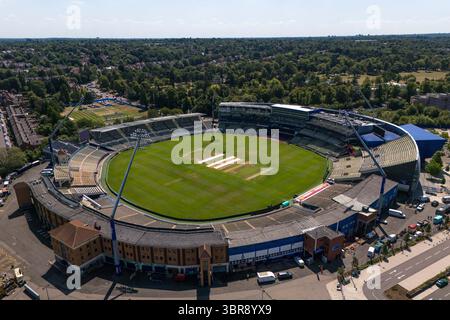 Edgbaston Stadium, Birmingham, 11 juillet 2025. Un magnifique terrain vert au stade de cricket Edgbaston à Birmingham. L'herbe luxuriante contraste fortement avec les parcs bruns au-delà. Le samedi 12 juillet, le terrain accueille le match Women's England v India IT20 2025. Le Royaume-Uni est en pleine 3ème vague de chaleur avec des températures atteignant 33 degrés celsius vendredi. Crédit : British News and Media/Alamy Live News Banque D'Images