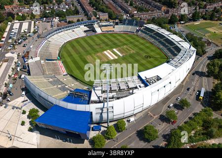 Edgbaston Stadium, Birmingham, 11 juillet 2025. Un magnifique terrain vert au stade de cricket Edgbaston à Birmingham. L'herbe luxuriante contraste fortement avec les parcs bruns au-delà. Le samedi 12 juillet, le terrain accueille le match Women's England v India IT20 2025. Le Royaume-Uni est en pleine 3ème vague de chaleur avec des températures atteignant 33 degrés celsius vendredi. Crédit : British News and Media/Alamy Live News Banque D'Images