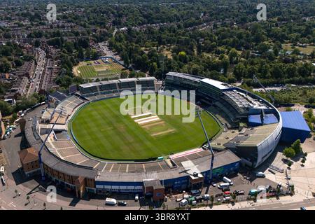 Edgbaston Stadium, Birmingham, 11 juillet 2025. Un magnifique terrain vert au stade de cricket Edgbaston à Birmingham. L'herbe luxuriante contraste fortement avec les parcs bruns au-delà. Le samedi 12 juillet, le terrain accueille le match Women's England v India IT20 2025. Le Royaume-Uni est en pleine 3ème vague de chaleur avec des températures atteignant 33 degrés celsius vendredi. Crédit : British News and Media/Alamy Live News Banque D'Images