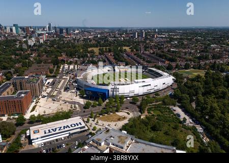 Edgbaston Stadium, Birmingham, 11 juillet 2025. Un magnifique terrain vert au stade de cricket Edgbaston à Birmingham. L'herbe luxuriante contraste fortement avec les parcs bruns au-delà. Le samedi 12 juillet, le terrain accueille le match Women's England v India IT20 2025. Le Royaume-Uni est en pleine 3ème vague de chaleur avec des températures atteignant 33 degrés celsius vendredi. Crédit : British News and Media/Alamy Live News Banque D'Images