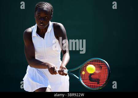 April Sackflame lors de son match en simple des filles de 14 ans et moins contre Caroline Shao le douzième jour des championnats de Wimbledon 2025 au All England Lawn Tennis and Croquet Club, Londres. Date de la photo : vendredi 11 juillet 2025. Banque D'Images