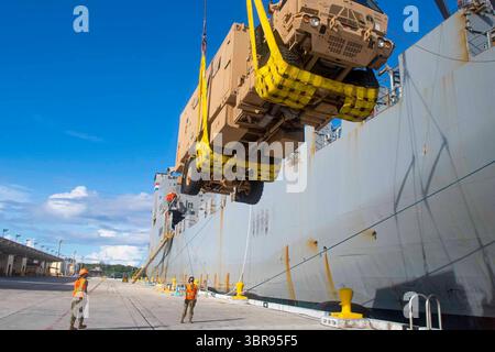 9 mars 2020 - base navale Guam, Guam - les marins affectés au Bataillon de manutention de cargaison 1 de la Marine déchargent un véhicule tactique moyen léger du navire affrété du Military Sealift Command M/V Cape Hudson (T-AKR 5066) à la base navale de Guam. Le NCHB 1 est le seul bataillon en service actif de la Marine et est une unité opérationnelle rapidement déployable du Navy Expeditionary combat Command capable de charger et de décharger des navires et des aéronefs dans toutes les conditions climatiques et de menace. (Crédit image : © Nick Bauer/U.S. Navy/ZUMA Wire/ZUMAPRESS.com) Banque D'Images