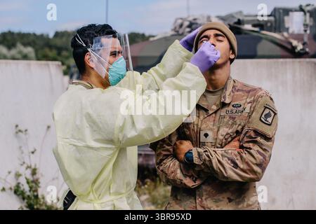 20 août 2020 - Hohenfels, Bayern, Allemagne - Un parachutiste médical de l'armée américaine affecté au 1er bataillon, 503e régiment d'infanterie, 173e brigade aéroportée écouvillonne un soldat pour COVID-19 lors d'un test de surveillance à 100% de la brigade dans la zone d'entraînement de Hohenfels, Allemagne, en août. 20, 2020 pendant l'exercice Saber Junction 20. (Image de crédit : © Ryan Lucas/U.S. Armée/ZUMA Wire/ZUMAPRESS.com) Banque D'Images