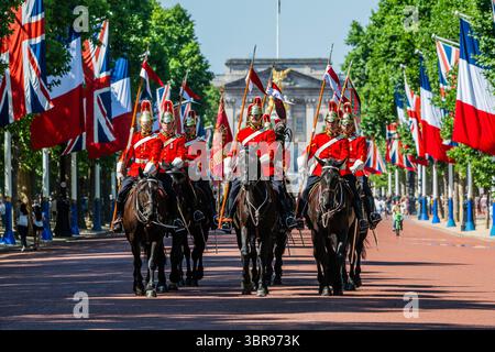 Londres, Royaume-Uni. 11 juillet 2025. Descendant la MLL avec des drapeaux britanniques et français de chaque côté - le Household Cavalry Mounted Regiment remet le devoir du Kings sauveteur au canadien Lord Strathcona's Horse. Pour la troisième fois seulement dans l'histoire, une nation étrangère assumera ces fonctions à Horse Guards. Sa Majesté le Roi a donné son approbation pour que la Garde à vie du Roi soit livrée par Lord Strathcona's Horse, à partir du 11-21 juillet 2025, alors qu'ils célèbrent leur 125e anniversaire. Ils sont un régiment blindé avec un double rôle cérémoniel (comme la cavalerie domestique), fournissant char et Banque D'Images