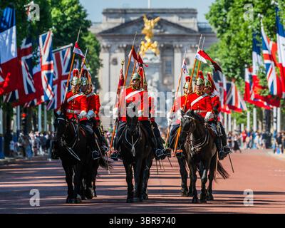 Londres, Royaume-Uni. 11 juillet 2025. Descendant la MLL avec des drapeaux britanniques et français de chaque côté - le Household Cavalry Mounted Regiment remet le devoir du Kings sauveteur au canadien Lord Strathcona's Horse. Pour la troisième fois seulement dans l'histoire, une nation étrangère assumera ces fonctions à Horse Guards. Sa Majesté le Roi a donné son approbation pour que la Garde à vie du Roi soit livrée par Lord Strathcona's Horse, à partir du 11-21 juillet 2025, alors qu'ils célèbrent leur 125e anniversaire. Ils sont un régiment blindé avec un double rôle cérémoniel (comme la cavalerie domestique), fournissant char et Banque D'Images