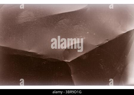 Film négatif couleur grungy 120mm isolé sur fond blanc. Matériau de film de format moyen sur fond blanc, espace réservé photo rétro. Banque D'Images