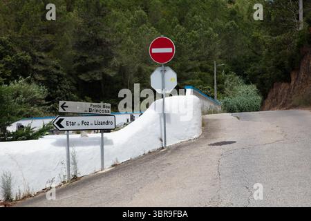 Panneaux routiers ruraux au Portugal près des collines forestières Banque D'Images