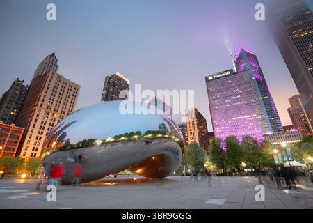 CHICAGO - ILLINOIS: 12 mai 2018: Les touristes visitent Cloud Gate à Millennium Park dans la soirée. Banque D'Images