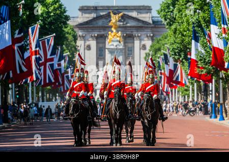 Londres, Royaume-Uni. 11 juillet 2025. Remontant le Mall avec les drapeaux britannique et français de la visite d'État - le Household Cavalry Mounted Regiment remet le devoir du Kings sauveteur au canadien Lord Strathcona's Horse. Pour la troisième fois seulement dans l'histoire, une nation étrangère prend en charge ces fonctions à Horse Guards. Sa Majesté le Roi a donné son approbation pour que la Garde à vie du Roi soit livrée par Lord Strathcona's Horse, à partir du 11-21 juillet 2025, alors qu'ils célèbrent leur 125e anniversaire. Crédit : Guy Bell/Alamy Live News Banque D'Images