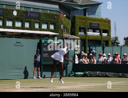 11 juillet 2025 ; All England Lawn Tennis and Croquet Club, Londres, Angleterre ; tournoi de tennis de Wimbledon, jour 12; April Sackflame (GBR) sert à Caroline Shao (États-Unis) dans leur match de filles U-14 Credit : action plus Sports images/Alamy Live News Banque D'Images