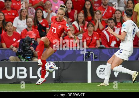 Genève, Suisse. 10 juillet 2025. Alisha Lehmann (23 ans) de Suisse photographiée lors du match de la journée 3 dans le groupe A de l'équipe nationale de football féminin de Finlande contre la Suisse lors du championnat Womens Euro 2025 en Suisse, le vendredi 10 juillet 2025 à Genève, Suisse . Crédit : Sportpix/Alamy Live News Banque D'Images