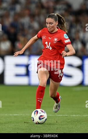 Genève, Suisse. 10 juillet 2025. Smilla Vallotto (14 ans) de Suisse photographiée lors du match de la journée 3 dans le groupe A de l'équipe nationale de football féminin de Finlande contre la Suisse lors du championnat Womens Euro 2025 en Suisse, le vendredi 10 juillet 2025 à Genève, Suisse . Crédit : Sportpix/Alamy Live News Banque D'Images