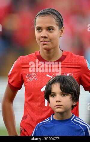 Genève, Suisse. 10 juillet 2025. Iman Beney (19 ans) de Suisse photographiée lors du match de la journée 3 dans le groupe A de l'équipe nationale de football féminin de Finlande contre la Suisse lors du championnat Womens Euro 2025 en Suisse, le vendredi 10 juillet 2025 à Genève, Suisse . Crédit : Sportpix/Alamy Live News Banque D'Images